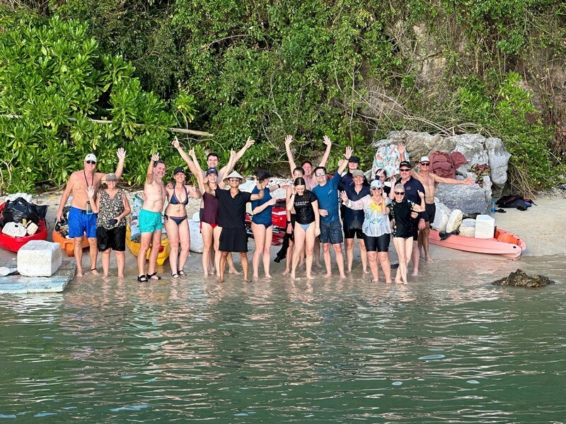 Travelers Join Hands to Clean Up Bai Tu Long Bay with Renea Cruise