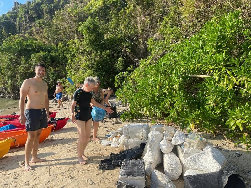 Travelers Join Hands to Clean Up Bai Tu Long Bay with Renea Cruise